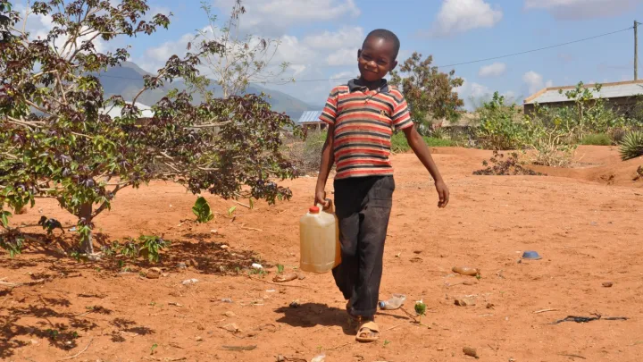 Kind läuft in Wüste