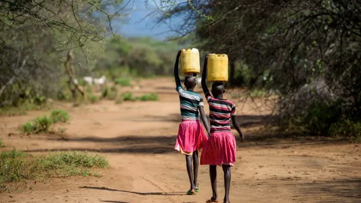 2 Personen tragen Wassereimer
