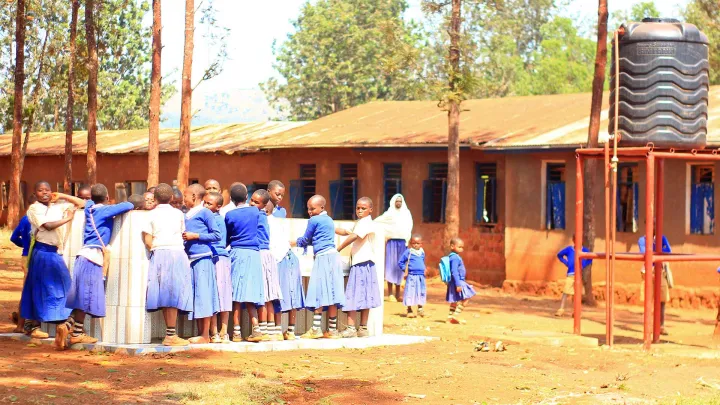 Schule mit Wassersystem