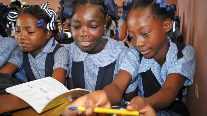 Mädchen sitzen in einer Schulbank