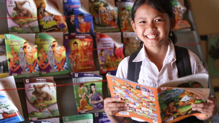 Mädchen aus Myanmar mit einem Schulheft