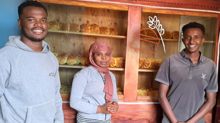 Bona im Verkaufsbereich seiner Bäckerei mit Mitarbeitenden