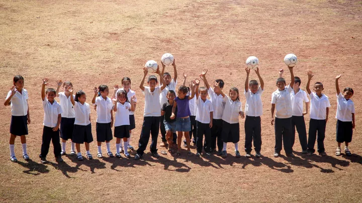Nachhaltig schenken: Kinder spielen mit Bällen