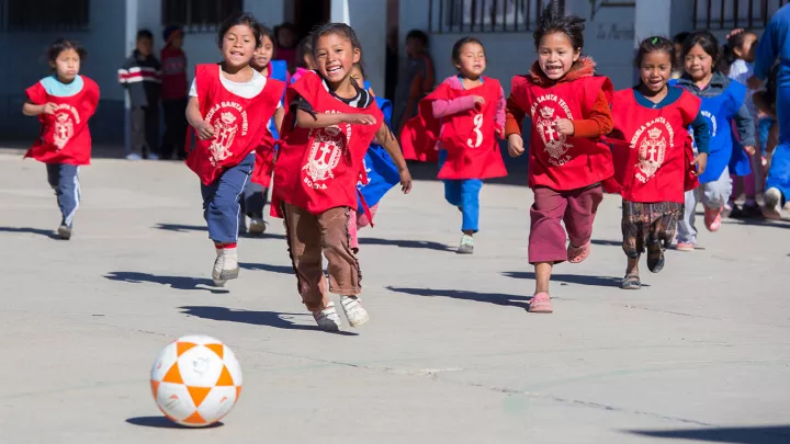 Sinnvoll schenken: Kinder spielen mit Bällen