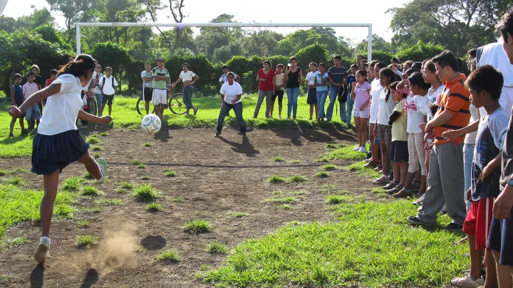 Freude schenken: Kinder spielen mit Bällen