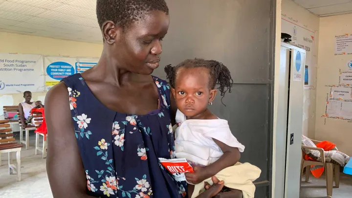 World Vision versorgt ein unterernährtes Mädchen mit Aufbaunahrung