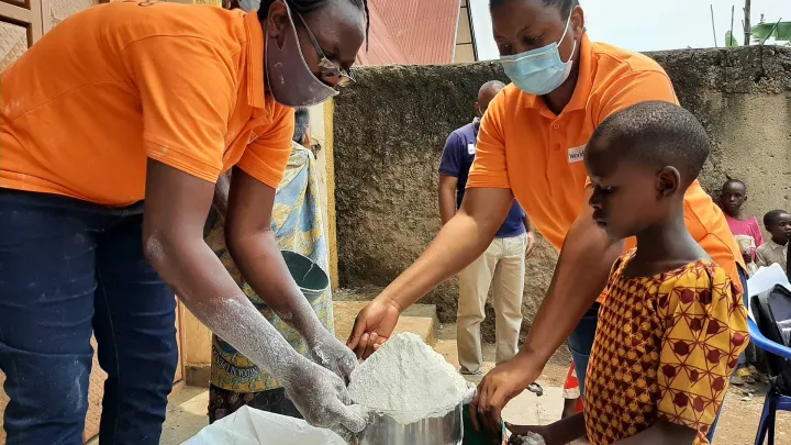 World Vision verteilt Maismehl an ein afrikanisches Kind