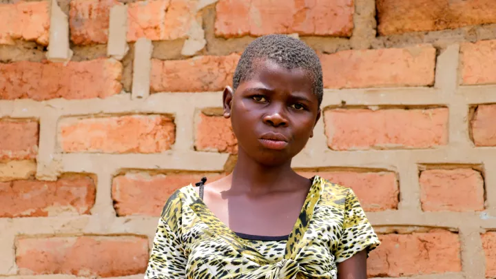 Flüchtlingskind Thérèse aus der DR Kongo versteckte sich wochenlang im Busch.
