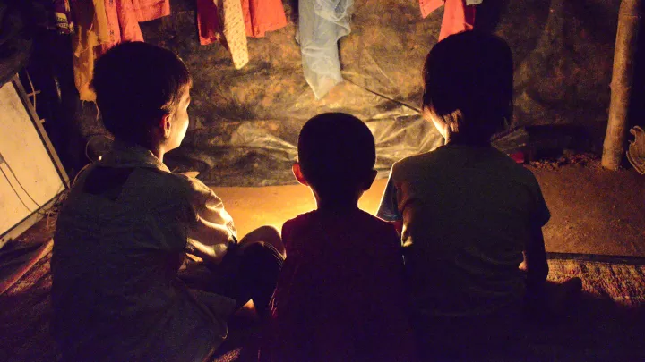 Drei Geschwister aus Myanmar vermissen ihre durch Krieg getöteten Eltern