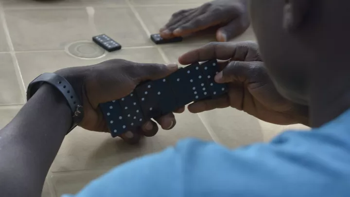 Befreite Kindersoldaten beim Dominospiel im Südsudan