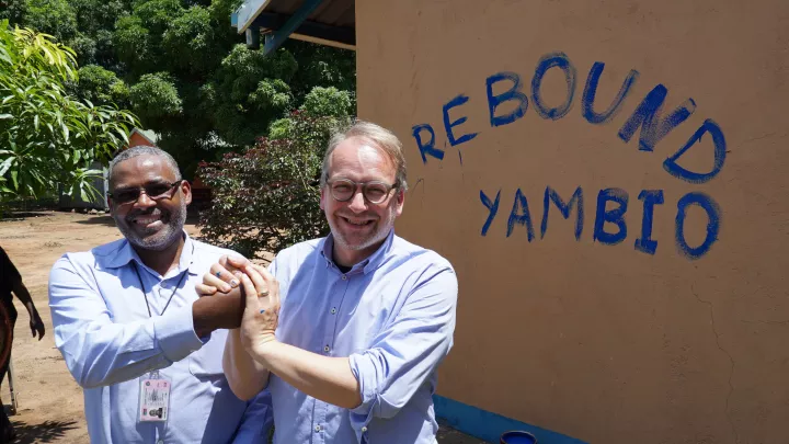 Christoph Waffenschmidt und Dr. Mesfin Loha im neu eröffneten Rebound-Projekt in Yambio