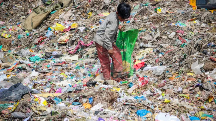 Kinderarbeiter auf Müllhalde