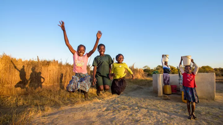 Kinder springen in die Luft.