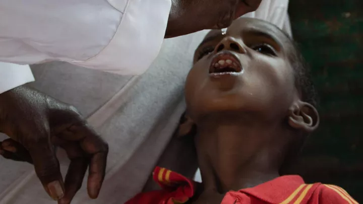 Hunger-Krise Ostafrika - Junge aus Somalia erhält Behandlung und Impfung