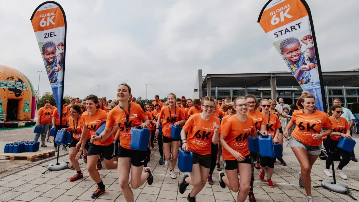 Mit viel Elan starteten die Global 6K-Läuferinnen und Läufer beim Willow Creek-Congress.