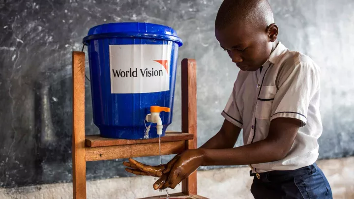Junge wäscht sich die Hände um sich vor Krankheiten wie dem Coronavirus zu schützen