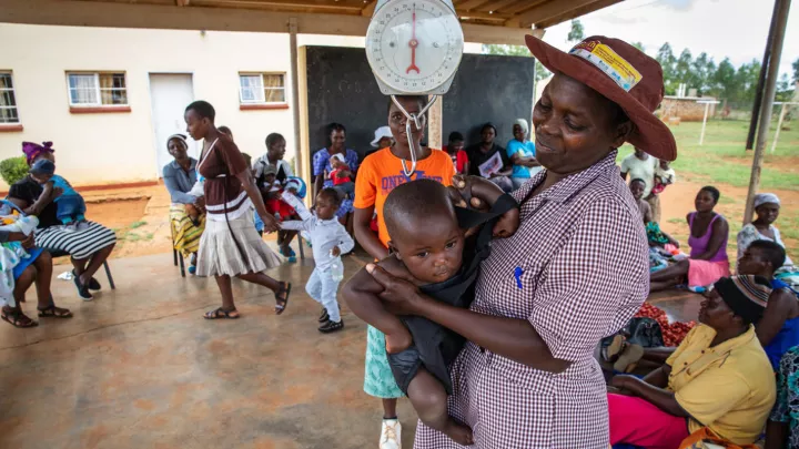 Frau untersucht ein Baby wegen Mangelernährung