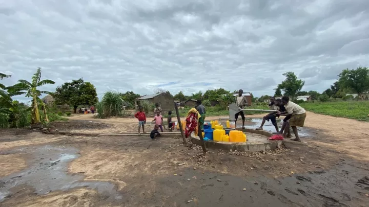 Nach Zyklon Idai wurden Wasserstellen errichten, damit die Menschen Zugang zu sauberem Wasser haben