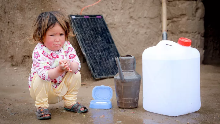 Kleines Mädchen wäscht sich die Hände um sich vor Corona zu schützen
