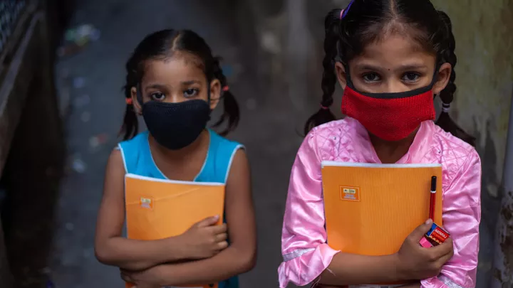 Zwei Mädchen aus Indien die sich gegen Corona schützen