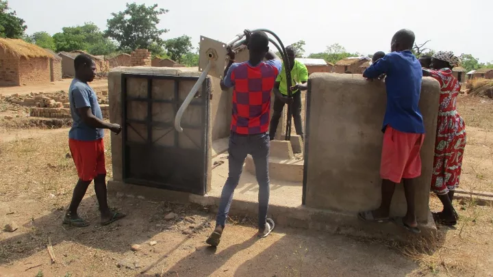 Kinder bekommen Wasser