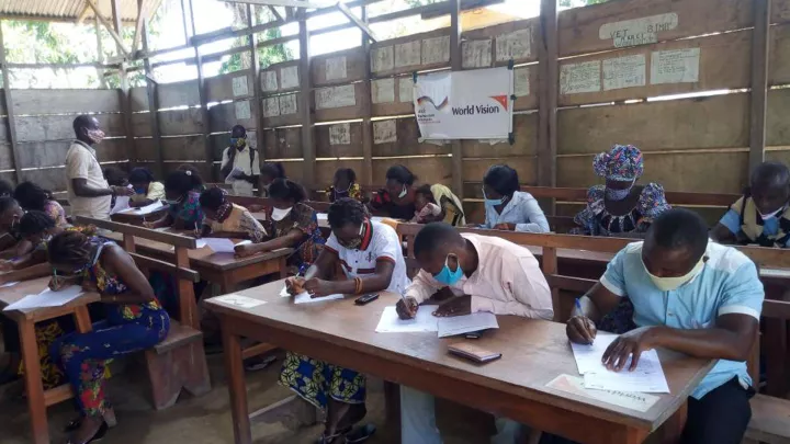 Menschen werden im Kongo im richtigen Umgang mit Ebola geschut