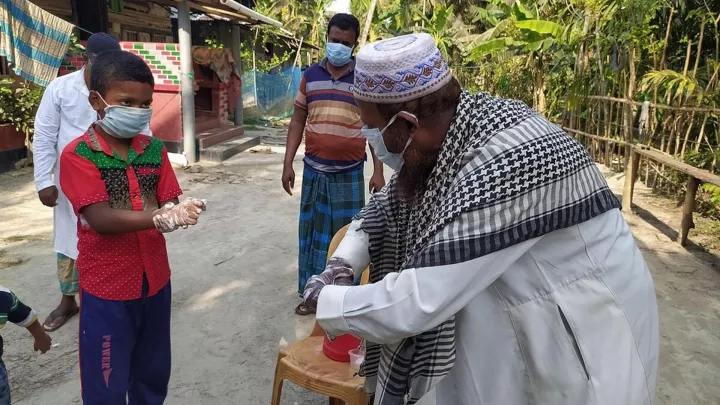 Kinder lernen sich die Hände zu waschen um Krankheiten zu vermeinden