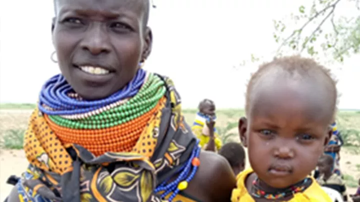 Die Wüstenbildung in Kenia macht eine sichere Ernährung dieser Mutter und ihres Kleinkindes sehr schwer