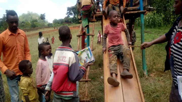 Kinder könne dank der Unterstützung von Unicef auf einer Rutsch rutschen