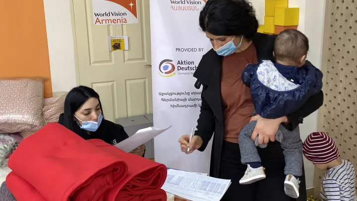 ADH unterstützt gemeinsam mit World Vision, die Opfer der Auseinandersetzungen, um Berk Karabach