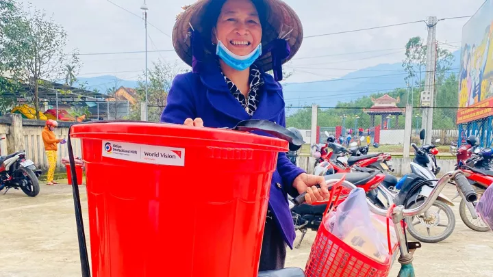 ADH unterstützt gemeinsam mit World Vision, die Opfer des Wirbelsturms in Vietnam