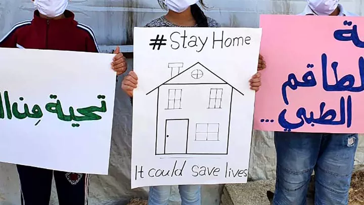Flüchtlingskinder bitten andere, zuhause zu bleiben und bedanken sich bei dem Gesundheitspersonal