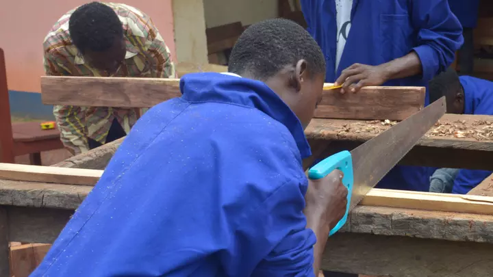 Junge im Südsudan bei der Ausbildung zum Schreiner