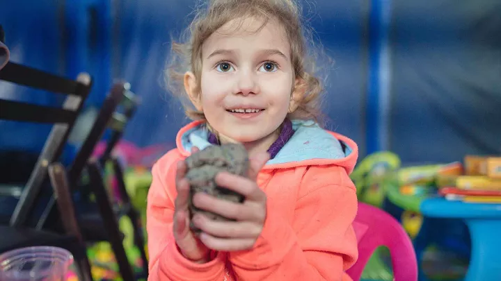 Kneten und Spielen an einem sicheren Ort hilft Kindern aus der Ukraine ihre Erlebnisse zu verarbeiten