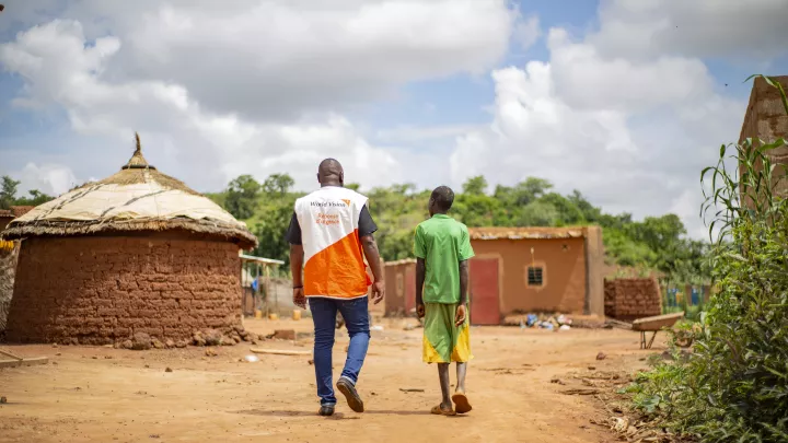 World Vision Mitarbeiter mit Kind
