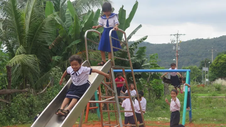 Kinder auf dem Spielplatz in Vietnam
