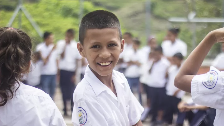Lachender Junge in Honduras
