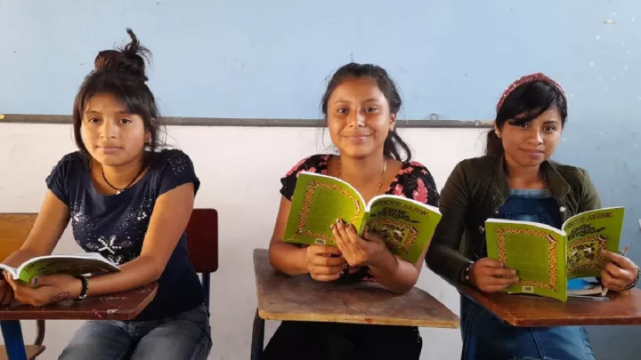 Kinder in der Schule beim Lesen in Guatemala