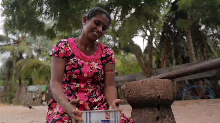 Frau aus Sri Lanka beim Kochen