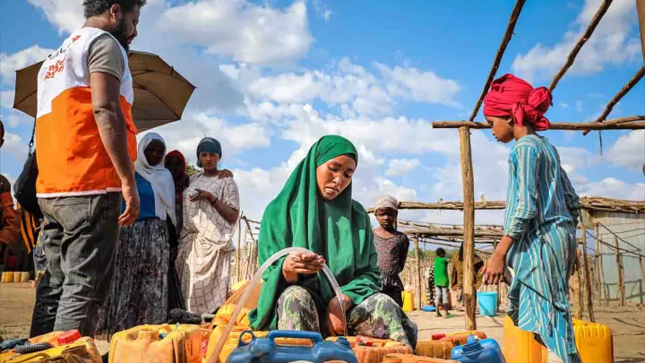 World Vision Mitarbeiter mit Mutter und Kindern in Äthiopien
