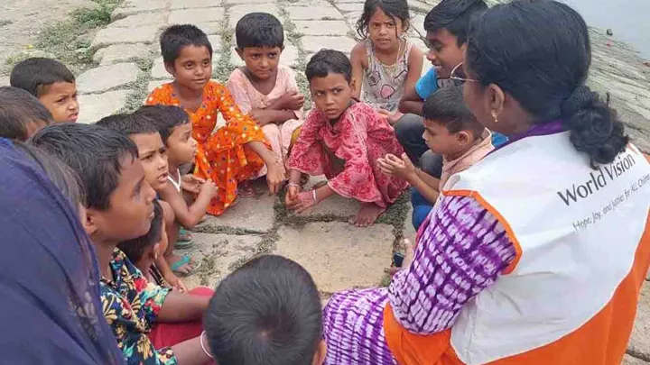 World Vision Mitarbeiterin mit Kindern in Bangladesch