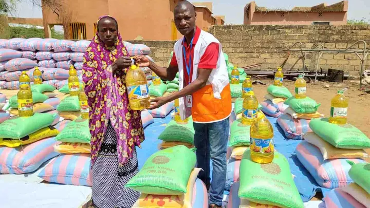 World Vision Mitarbeiter gibt Nahrungsmittel aus in Burkina Faso