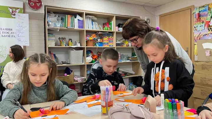 Geflüchtete ukrainische Kinder mit Betreuerin