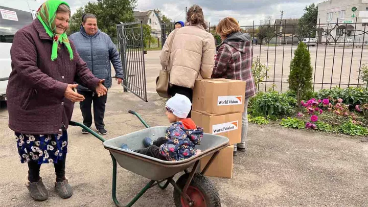 Ukrainerin holt sich ein Hilfspaket ab