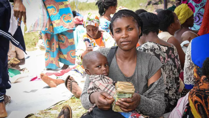 Mutter mit Kinder im Arm