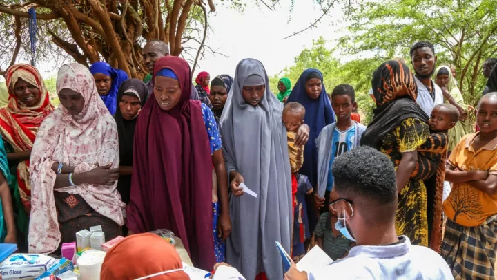 Mütter und Kinder bekommen medizinische Hilfe 