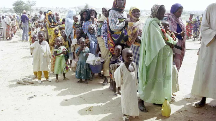 Mütter und Kinder in einer Schlage für Lebensmittel