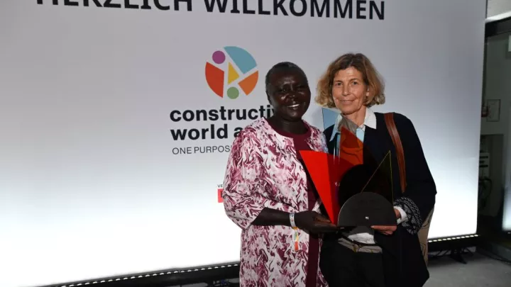 Bäuerin Nancy Kemboi und Reporterin Bettina Rühl