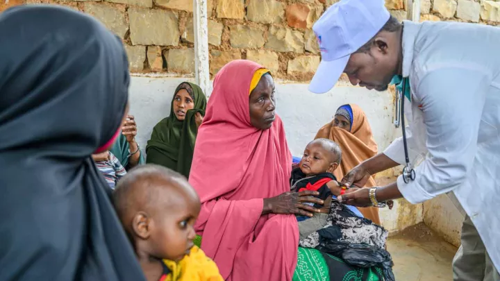 Zwei Mütter mit ihren Kindern in Somalia