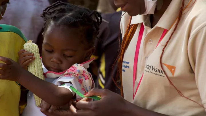 Kleinkind aus CAR wird auf Unterernährung untersucht